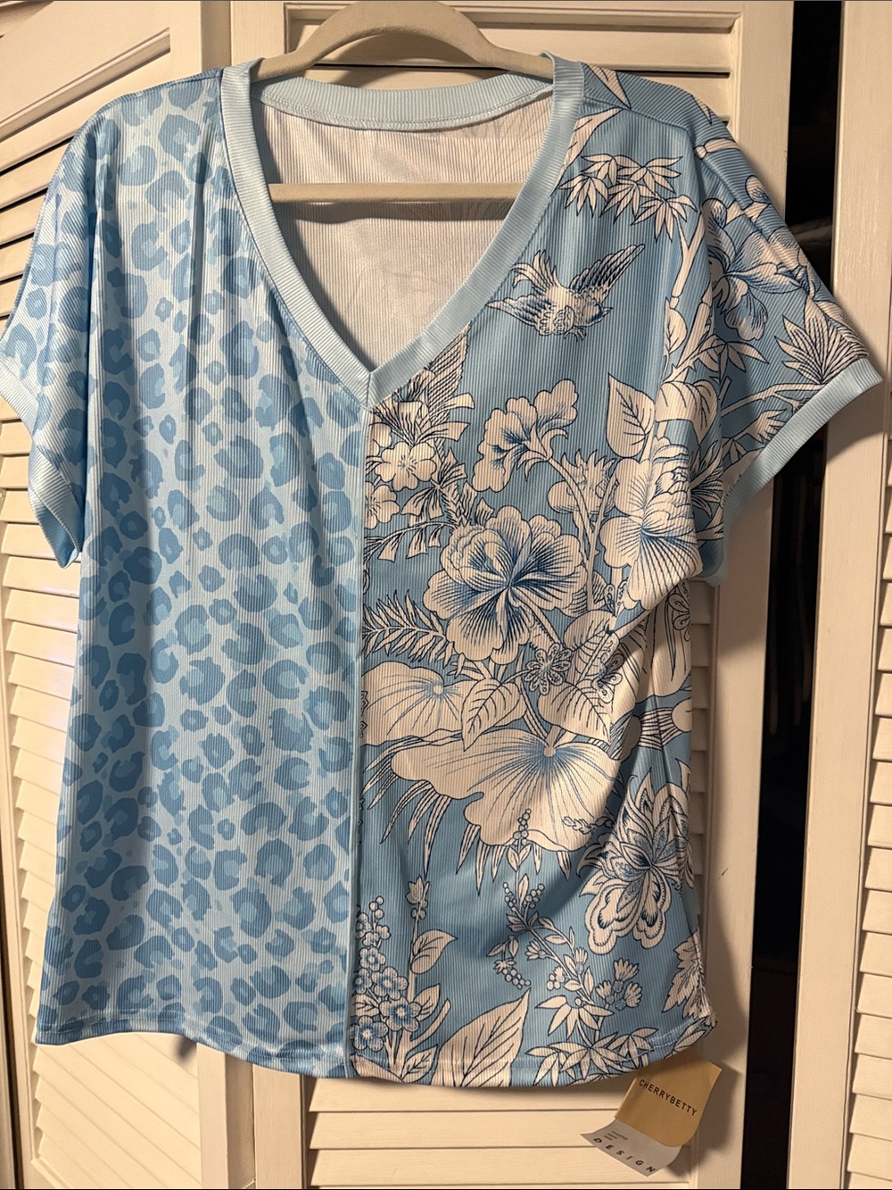 NWT Women's Light Blue V-Neck Short Sleeve Mixed Print Top